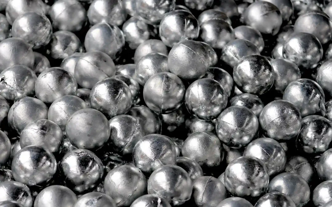 Bolas de zinc brillantes agrupadas.